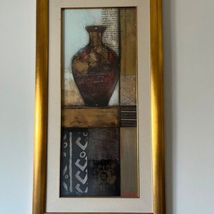 Lote siguiente: Cuadro con Marco Dorado y Vasija Decorativa