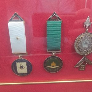Cuadro con 10 Medallas Masónicas Diversas - imagen 6