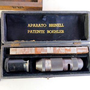 Aparato Brinell Patente Boehler con Compás y Accesorios - imagen 3