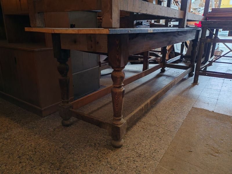 Mesa de trabajo antigua con patas torneadas en pinotea - imagen 14