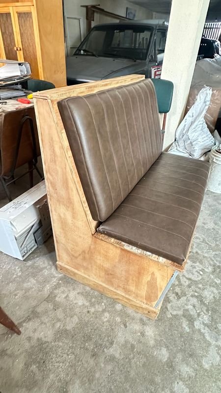 Lote siguiente: Silla de cuero en excelente estado