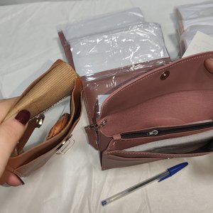 Lote de 16 Accesorios de Moda: Carteras, Billeteras y Porta Celulares en Eco Cuero - imagen 3
