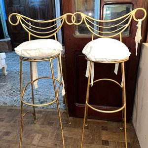 Lote siguiente: Elegantes Taburetes de Hierro Dorados con Asiento Blanco (Juego de 2)
