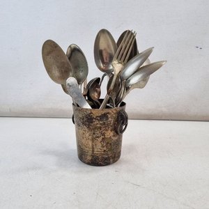 Lote siguiente: L 055 - Varias Unidades - Surtido de piezas de cubertería y accesorios de mesa, que incluye cucharas, tenedores, bombilla de mate, pinza y destapador de