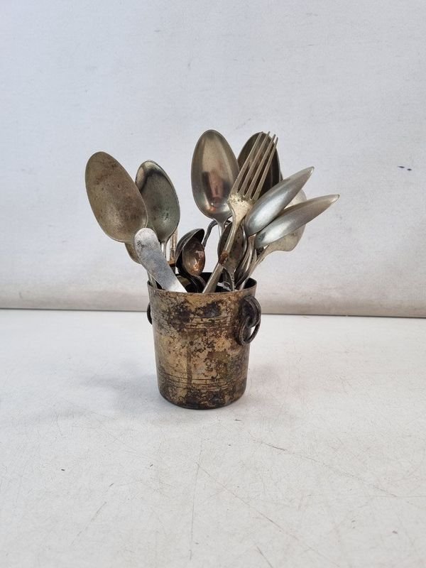 L 055 - Varias Unidades - Surtido de piezas de cubertería y accesorios de mesa, que incluye cucharas, tenedores, bombilla de mate, pinza y destapador de
