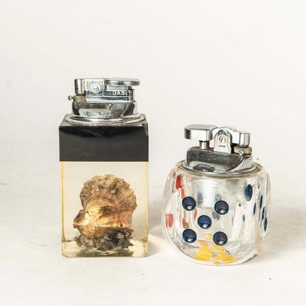 Dos Encendedores Vintage: Acrílico con Ostra y Dados