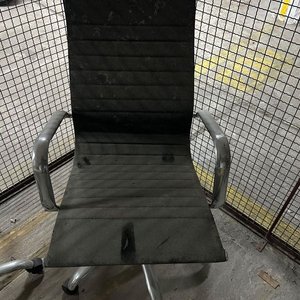 Lote siguiente: Silla de Escritorio Giratoria Cromada
