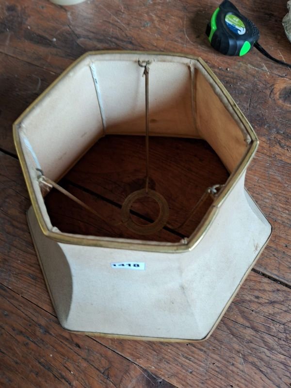 Lote anterior: Lámparas de mesa con forma geométrica y detalles ornamentales