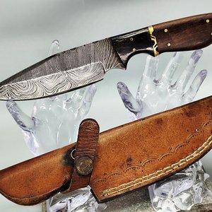 Lote anterior: Cuchillo con Hoja Estilo Damasco y Empuñadura de Madera y Bronce con Vaina