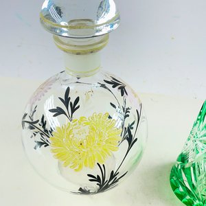 Set de 7 piezas de vidrio: botellón floral, caneleros y ceniceros - imagen 5