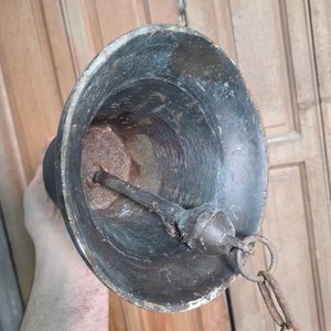 Campana Antigua de Bronce con Soporte y Cadena, Fechada 1830 - imagen 5