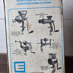 Picadora de Carne Manual Eberle de Metal con Manivela y Base - imagen 6