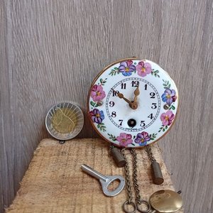 Reloj de Mesa Alemán en Bronce y Porcelana con Péndulo, Llave y Caja - imagen 2