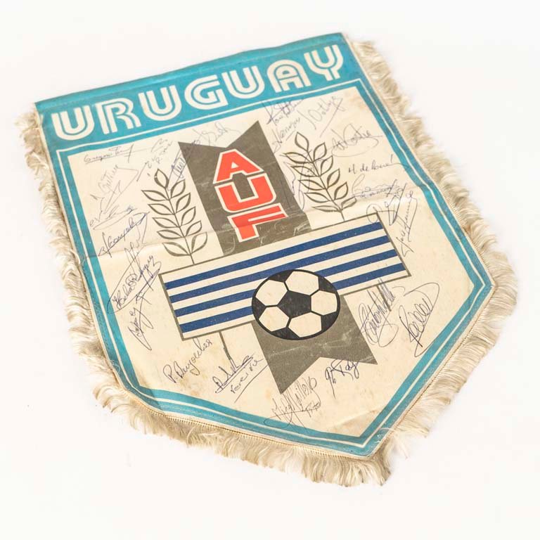 Lote anterior: Banderín de la AUF con firmas de jugadores del Mundial Italia 90