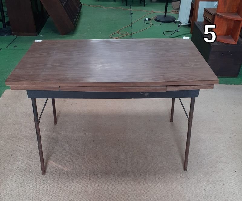 Mesa de carmica extendida con metal y madera - imagen 1