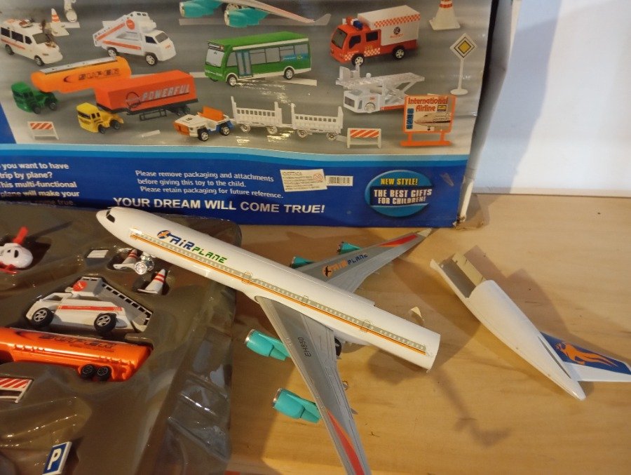 Juego de Aeropuerto con Avión Roto y Juguetes Sin Uso - imagen 5