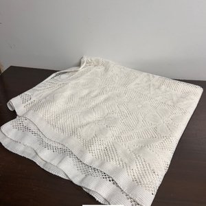 Mantel Blanco de Encaje con Diseño Floral - imagen 3