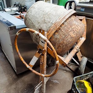 Lote siguiente: Hormigonera Naranja con Motor (No Funciona)
