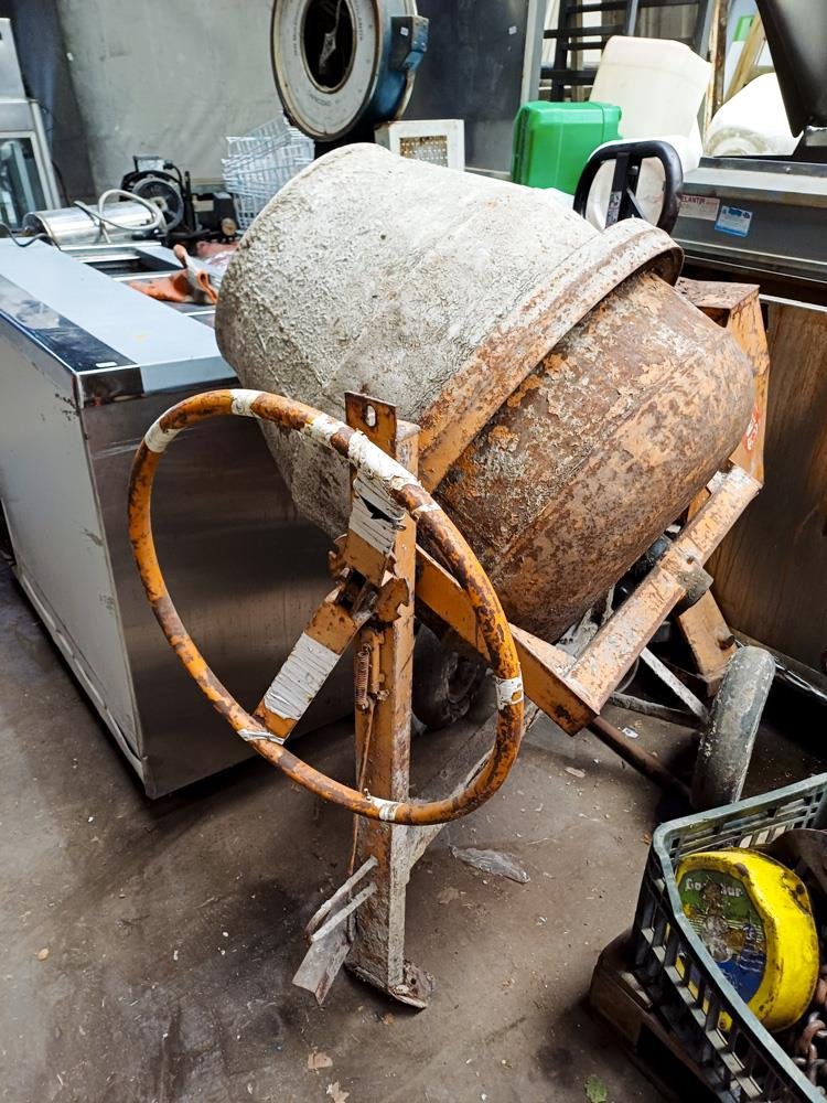 Hormigonera Naranja con Motor (No Funciona)