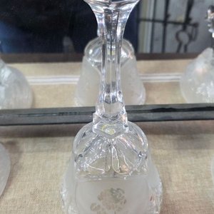 Campanilla de Mano de Cristal Tallado con Decoración Floral y Mango Facetado - imagen 2