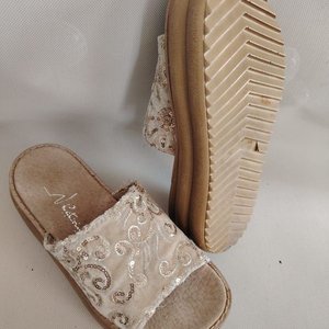 Sandalias Doradas con Lentejuelas y Plataforma Talle 35 - imagen 2