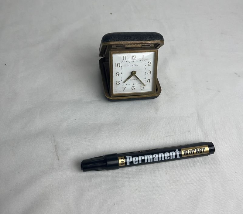Lote siguiente: Reloj de viaje y accesorios