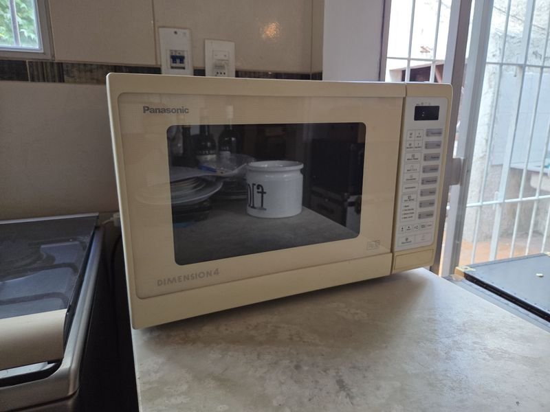 Lote siguiente: Microondas Panasonic en acero inoxidable, en funcionamiento
