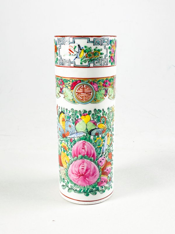 Lote anterior: Vaso de porcelana canton blanco floral