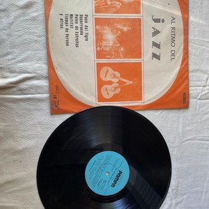 Lote de 2 Vinilos: Cantos de la Patria y Al Ritmo del Jazz - imagen 5