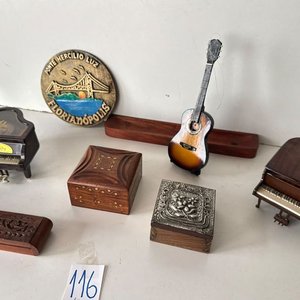 Lote siguiente: Lote de 3 Cajitas de Madera, 2 Pianos Miniatura y Guitarra Decorativa