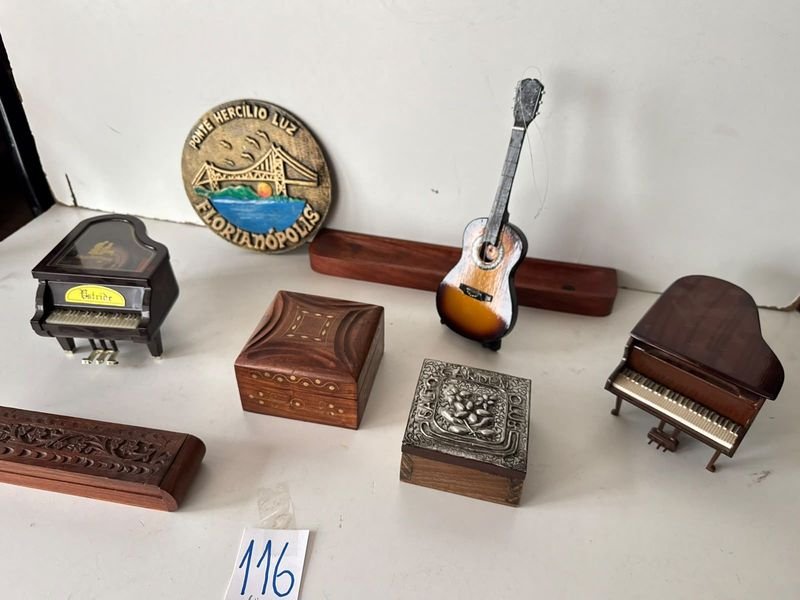 Lote de 3 Cajitas de Madera, 2 Pianos Miniatura y Guitarra Decorativa