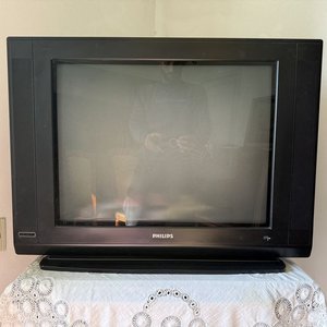 Lote siguiente: Televisor Philips de Tubo de 21 Pulgadas Estilo Retro con Control Remoto