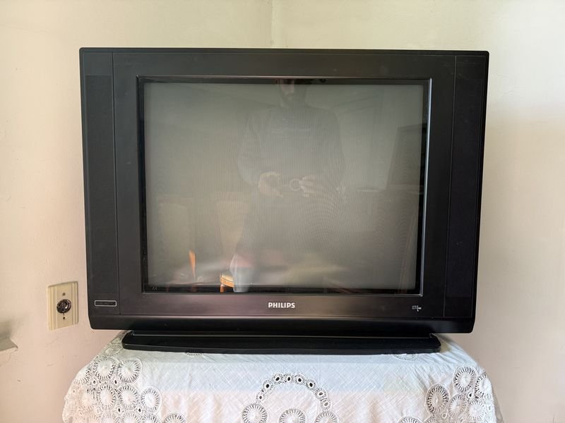 Televisor Philips de Tubo de 21 Pulgadas Estilo Retro con Control Remoto