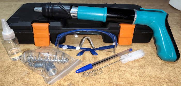 Remachadora/Clavadora para Fulminantes con Accesorios en Caja