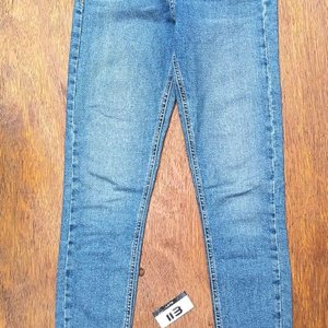 Lote de Ropa Femenina: Jeans con Tachas y Remeras Variadas - imagen 12