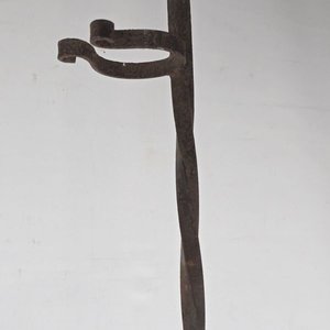 Antiguo Soporte de Hierro Forjado con Gancho - imagen 4