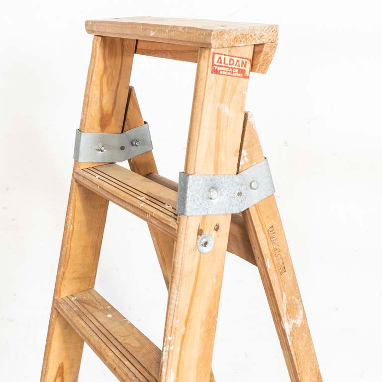 Escalera plegable de madera con detalles de uso - imagen 2
