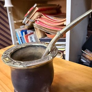 Mate de Cuero con Virola de Alpaca y Bombilla de Plata Sellada - imagen 4