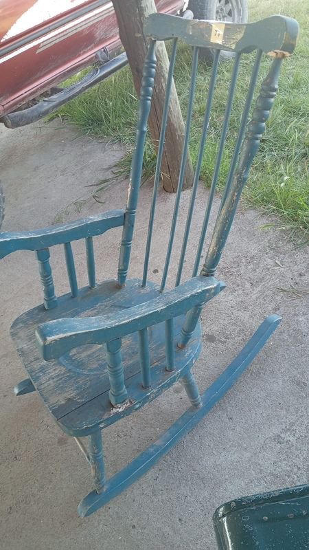 Lote siguiente: Silla mecedora antigua para restaurar