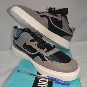Zapatillas Deportivas de Eco Cuero Gris y Negro Talle 41 (40 UY) - imagen 1