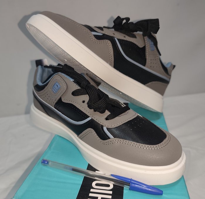 Zapatillas Deportivas de Eco Cuero Gris y Negro Talle 41 (40 UY)