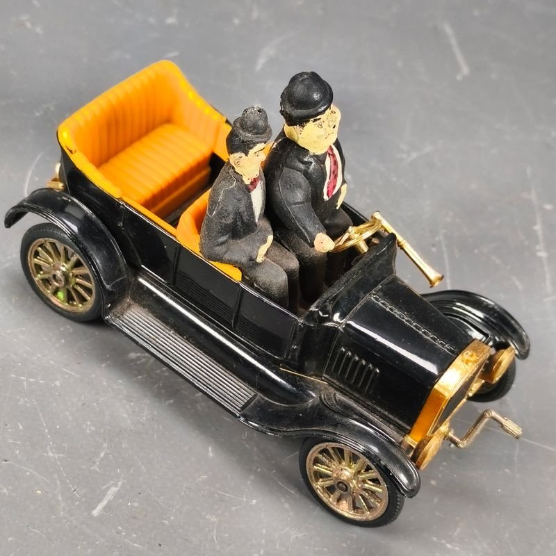 Modelo de coche Ford A 1930 'El gordo y el flaco' en escala 1/32 - imagen 7