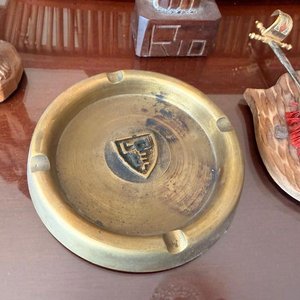 Lote de Artículos Varios: Ceniceros, Figura de Cristo y Lámpara Antigua - imagen 3