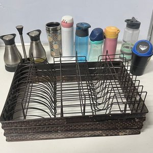 Escurridor de metal marrón con aceitera, vinagrera y 7 botellas/termos - imagen 1