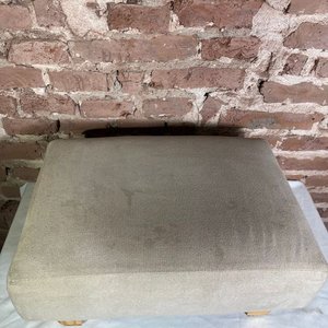 Banqueta Tapizada Beige con Patas de Madera - imagen 2