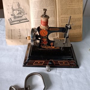 Máquina de Coser Juguete Vintage Casige Alemana con Caja y Manual - imagen 8