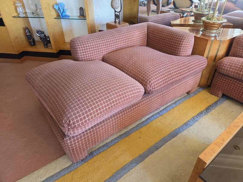 Lote siguiente: Sillón de 2 cuerpos tipo cheslong tapizado en tela de excelente calidad e impecable estado