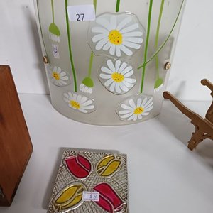 Lote de Adornos: Aplique de Pared con Flores, Carretilla Decorativa y Portalápices - imagen 2