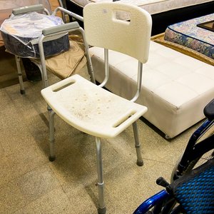 Lote siguiente: Silla de Ducha Adaptada para Baño