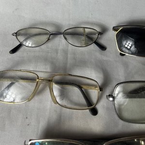 Lote de 5 Pares de Anteojos de Diferentes Diseños - imagen 6